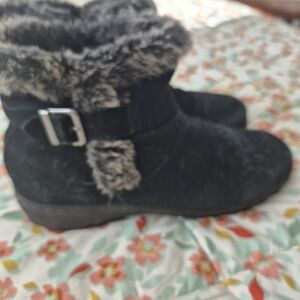 Khombu Black Ankle Boots with Faux Fur